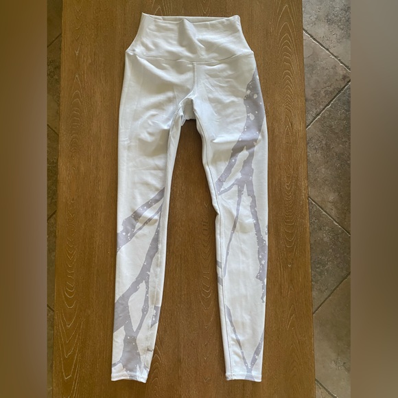 Alo High-waist Airlift Leggings white with silver design - Picture 2 of 7